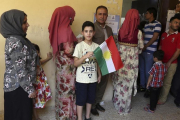 Un grupo de electores hace cola en un colegio electoral de la ciudad de Erbil-EFE / MOHAMED MESSARA