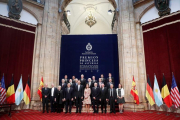 Los Reyes posan para la foto de familia durante su audiencia a los presidentes de los jurados,a los miembros de los patronatos Princesa de Asturias y Fundación Princesa de Asturias y a los galardonados con los premios Princesa de Asturias hoy en Oviedo.-EFE