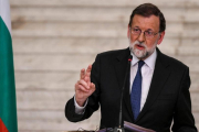 El presidente del Gobierno, Mariano Rajoy, en la rueda de prensa que ha ofrecido este martes desde Sofía, en Bulgaria.-/ AFP / DIMITAR DILKOFF