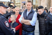 Alexéi Navalni con su mujer Yulia y su hijo Zahar en una protesta el pasado mes de mayo en Moscú.-/ AFP / IVAN VODOPYANOV
