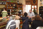 Los clientes y amigos se acercaron al bar El Pilar de Eduardo Portilla en la localidad de Roa de Duero para celebrar ese ‘quinto premio’, aunque sólo se hubiera vendido un décimo.-R. ORDÓÑEZ / ICAL