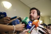 El responsable de relaciones con la sociedad civil de Podemos, Rafael Mayoral, durante las declaraciones a los medios en el Congreso.-EFE/Mariscal