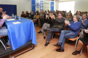 Los miembros de los dos comités y los directivos provinciales se aplauden al comienzo de la reunión de ayer.-RAÚL G. OCHOA