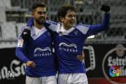 Oyarzun y Sangalli celebran uno de los goles que marcó el CD Mirandés en el Anxo Carro.-LFP