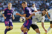 Grego Sierra pelea por un balón en el partido contra el Cartagena en El Plantío.  SANTI OTERO