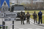 Soldados del ejército patrullan las inmediaciones del aeropuerto de Zaventem en Bruselas (Bélgica), el jueves.-EFE / LAURENT DUBRULE