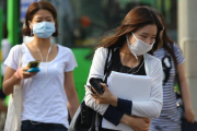 Mujeres con máscaras protectoras caminan cerca de la estación Sindorim, en Seúl.-Foto: EFE / YONHAP