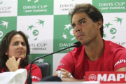 Rafa Nadal, junto a la capitana Conchita Martínez, este martes en Nueva Delhi.-EFE / RAJAT GUPTA