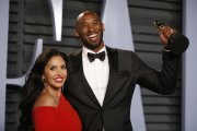 Kobe Byrant, junto a su mujer Vanessa, sostiene el Oscar a la entrada de la fiesta de Vanity Fair-/ DANNY MOLOSHOK (REUTERS)