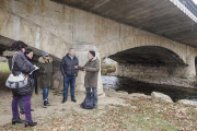 Txubio Fernández (d.) se dirige a los escasos valientes que cogieron el guante de realizar el paseo previo a la propuesta escénica de L’Alakran.-Santi Otero