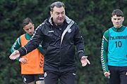 Carlos Pouso da instrucciones durante un entrenamiento.-@REALRACINGCLUB