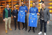 Lima y Benite posan durante su presentación oficial como jugadores delSanPablo, ayer, en la planta de Mahou-San Miguel, ayer.-ISRAEL L. MURILLO