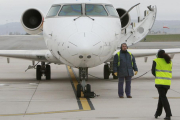 Imagen de empleados del aeropuerto de Villafría.-RAÚL G. OCHOA