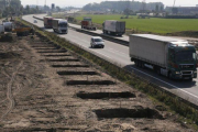 Vista de los trabajos de construcción del muro para dificultar el paso de inmigrantes en tránsito al Reino Unido, en Calais (norte de Francia), este miércoles.-EFE / THIBAULT VANDERMERSCH