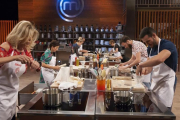 Los aspirantes a Masterchef celebrity se juegan el delantal dorado en La batalla del huevo.-RTVE