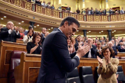 Pedro Sánchez, candidato a la Presidencia del Gobierno, aplaudido por su bancada.-PIERRE-PHILIPPE MARCOU (AFP)