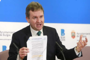 El alcalde, Javier Lacalle, sostenía ayer el Decreto Ley publicado en el BOE el pasado viernes.-RAÚL G. OCHOA