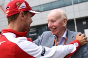 Sebastian Vettel saluda a John Surtees durante el Gran premio de Gran Bretaña del 2015.-AFP / OLI SCARFF