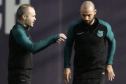 Javier Mascherano junto a Andrés Iniesta.-AP / MANU FERNÁNDEZ