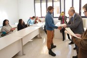Entrega de diplomas a asistentes a los cursos ya realizados.-ISRAEL L. MURILLO