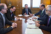 Un momento de la firma de ayer en la Diputación entre Cajaviva Caja Rural y la Institución Provincial.-ECB