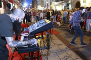 La música fue uno de los ingredientes festivos de la Noche Abierta en el centro de la ciudad.-RAÚL OCHOA