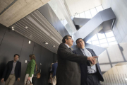 Alfonso Murillo, ayer, acompañado del vicerrector de Infraestructuras, Juan Manuel Manso.-RAÚL G. OCHOA