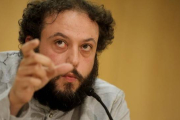 El concejal de Ahora Madrid Guillermo Zapata, en la rueda de prensa en la que ha anuniado su dimisión, este lunes, 15 de junio.-Foto: JOSÉ LUIS ROCA
