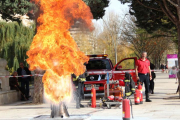 Los bomberos realizaron ayer una exhibición en el Paseo de Atapuerca. Demostraron porqué no se puede sofocar el fuego de una sartén con agua.-JAIME CARAZO