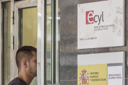 Un joven accede a una de las oficinas del Servicio Público de Empleo en la capital burgalesa.-SANTI OTERO