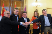 (De izq. a dch), Sendino, Lacalle, Rico, Blasco y Sáiz, ayer tras la firma.-I. L.M.