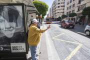 Un hombre hace señas al autobús en una parada de la calle Vitoria. ISRAEL L. MURILLO