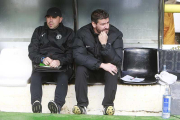 Fernando Estévez, pensativo en el banquillo del Burgos CF junto a su ayudante Óscar Río-Raúl G. Ochoa