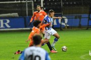 Pineda intenta evitar el avance de un rival. REAL SOCIEDAD