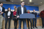 Los concejales socialistas arroparon a su portavoz durante la intervención de ayer.-RAÚL G. OCHOA