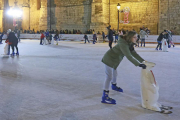 Burgaleses de todas las edades disfrutan de la pista de hielo durante las vacaciones de Navidad.-RAÚL G. OCHOA