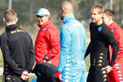 El técnico del Nápoles, Maurizio Sarri, segundo por la izquierda, junto a algunos de sus jugadores en el entrenamieno del equipo italiano este martes antes de viajar a Madrid.-AFP