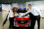 Efrén Llarena, derecha, posa con su nuevo coche.-FOTO CEDIDA POR EFREN LLARENA