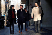 La portavoz y secretaria general adjunta de ERC, Marta Vilalta, el vicepresidente del la Generalitat, Pere Aragonés, y el presidente del parlamento de Cataluña.Roger Torrent, a su llegada a la sede de ERC.-EFE