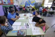 Un día a la semana y durante dos horas, los voluntarios entran en las aulas y la profesora organiza la clase en grupos de entre cuatro y cinco alumnos.-RAÚL G. OCHOA