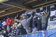 Un grupo de peñistas del Burgos CF siguió el choque contra el Numancia en las gradas de Tribuna. ISRAEL L. MURILLO