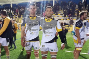 Marc Sánchez y Daniel Bellelli posan en San Amaro tras el amistoso disputado frente al Dendermonde el pasado mes de marzo.-DIEGO ALMENDRES