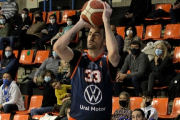 Alberto Alonso lanza a canasta. CB TIZONA