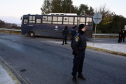 Policías griegos junto a la frontera con Macedonia.-AP / GIANNIS PAPNIKOS