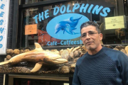 Radu, ante el Dolphins, el coffeeeshop que regenta en Amsterdam.-CARLES PLANAS BOU