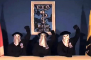 Tres miembros de ETA leyendo un comunicado, en septiembre del 2010-EL PERIÓDICO / ARCHIVO