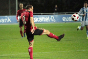 Paris Adot despeja un balón durante el choque de ayer en Zubieta.-@CDMIRANDES