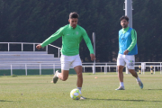 Rosales completa un ejercicio en el entrenamiento a puerta cerrada completado ayer por el Burgos CF en Pallafría. BURGOS CF