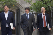 El president Carles Puigdemont, entre el vicepresidente Oriol Junqueras y el conseller Jordi Turull, en el Palau de la Generalitat-ALBERT BERTRAN