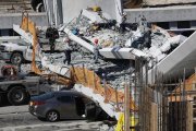 Los equipos de rescate trabajan para encontrar superviventes tras el colapso de un puente en Miami, Florida-/ JOE RAEDLE (AFP)